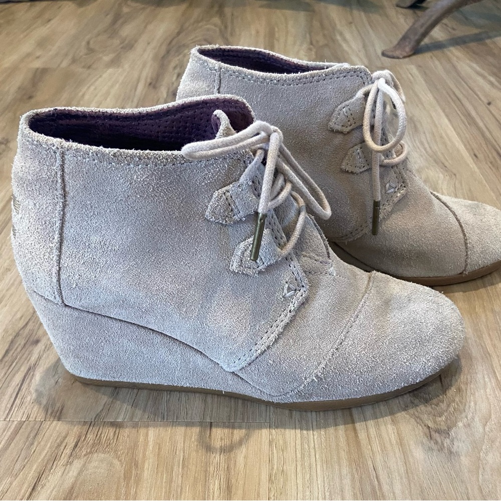 Toms Ankle Wedge Boots Women’s Size 6 Tan Suede Beige Lace Up Heel Shoes Chukka